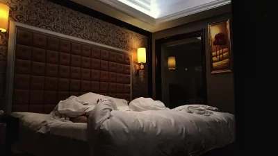 晚上和女友散步累了直接附近酒店开房过夜