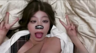 超乖小母，狗掐着脖子操她还努力配合着主人，内射后还主动清理肉棒